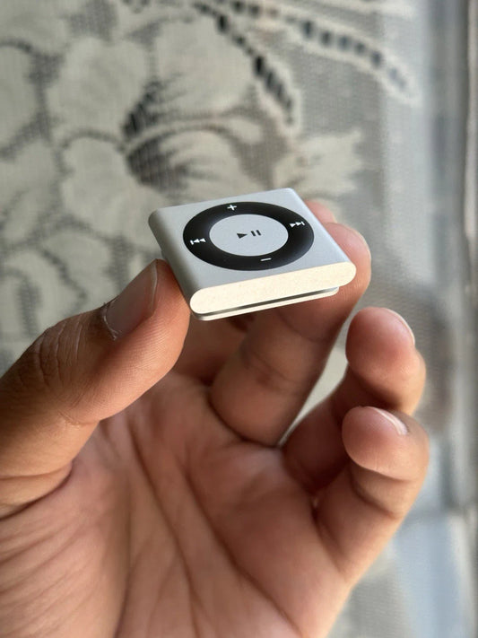 Apple iPod Shuffle - 4a Generation Silver 2 GB