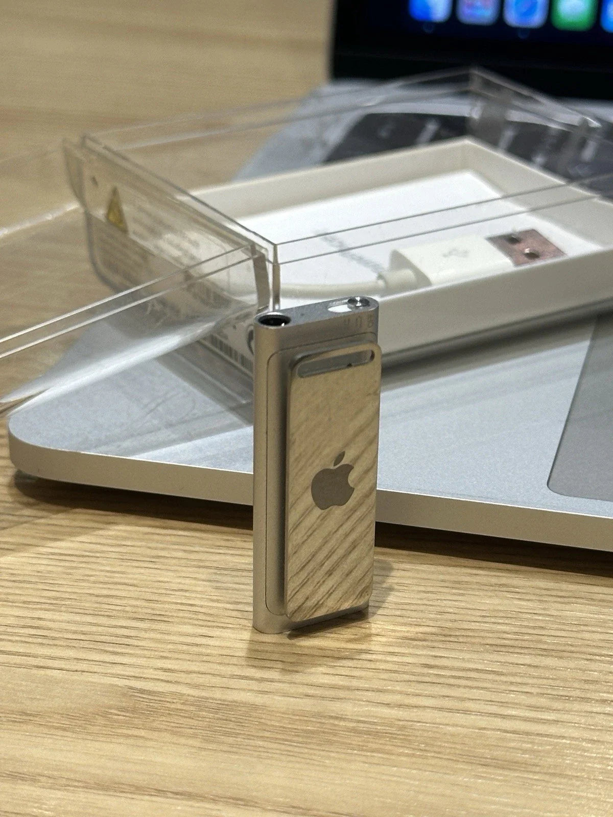 iPod Shuffle 3rd Generation Silver 2GB (Fully Functional)