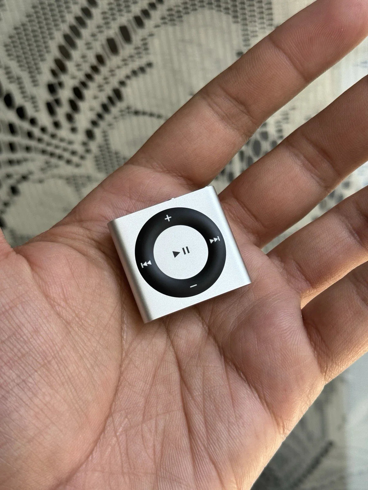 Apple iPod Shuffle - 4a Generation Silver 2 GB